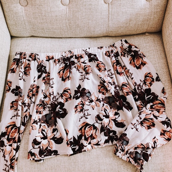 Kendall and Kylie Floral Off the shoulder top - Picture 1 of 2
